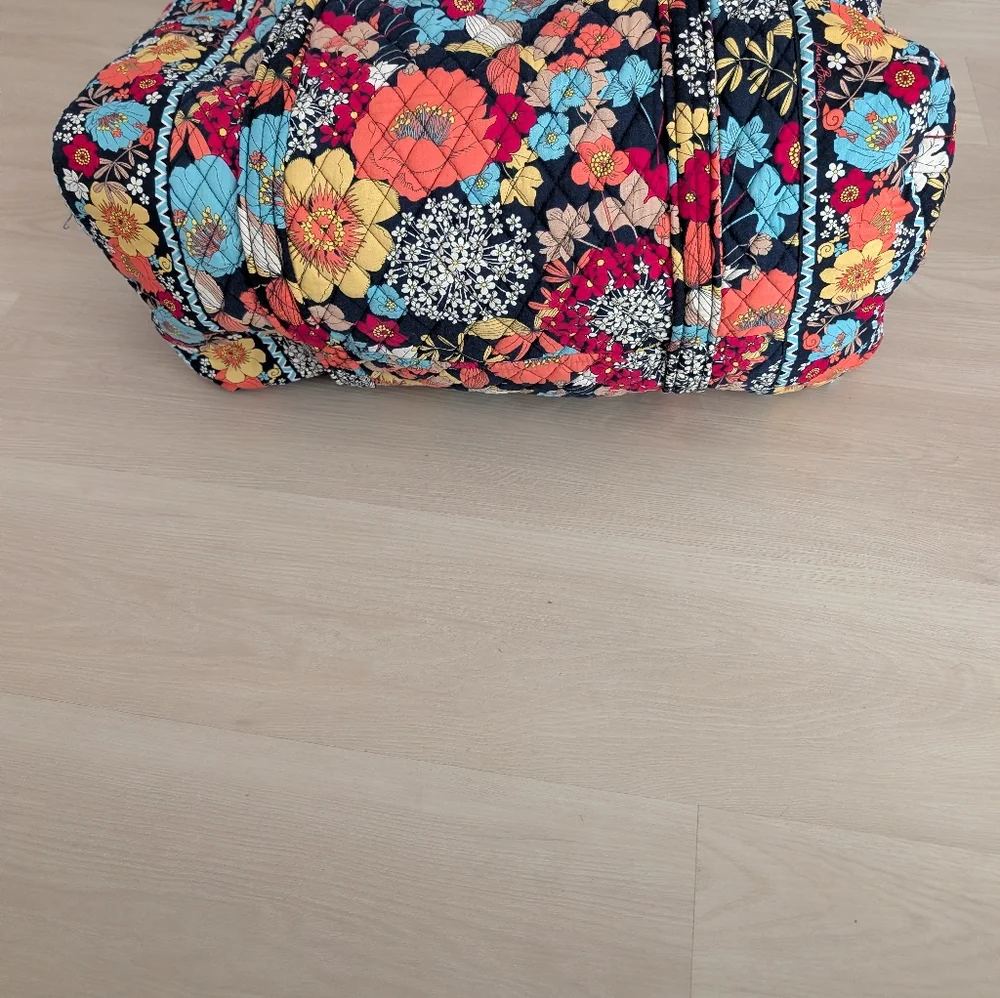 Vera Bradley Medium Duffle Excellent Happy Snails - Picture 3 of 13